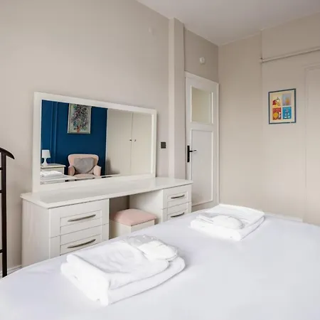 Elegant 3bd Bosphorus Views Chic Kadikoy #384 Apartman